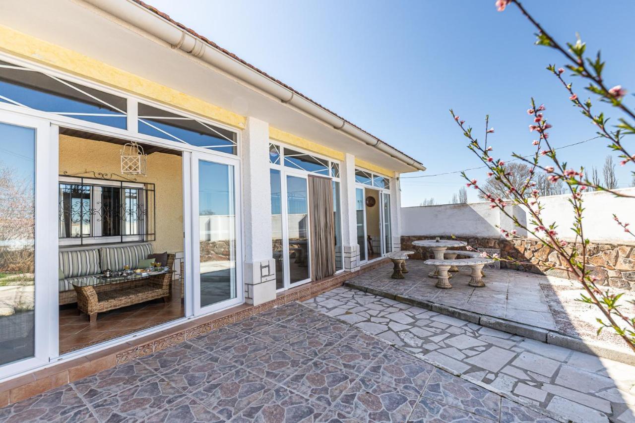 Waou Deluxe Cottage Titulcia Exterior photo